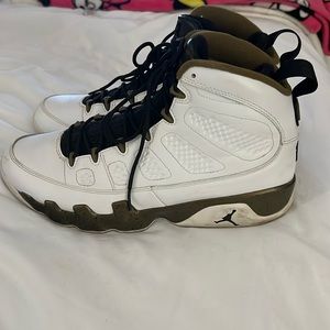 Air Jordan 9 Retro Statue in good condition in size 11.5 mens no box